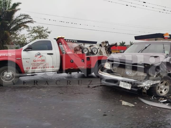 Choca Pick Up contra tractocamión 3 img 20250407 wa00273623900580568153977