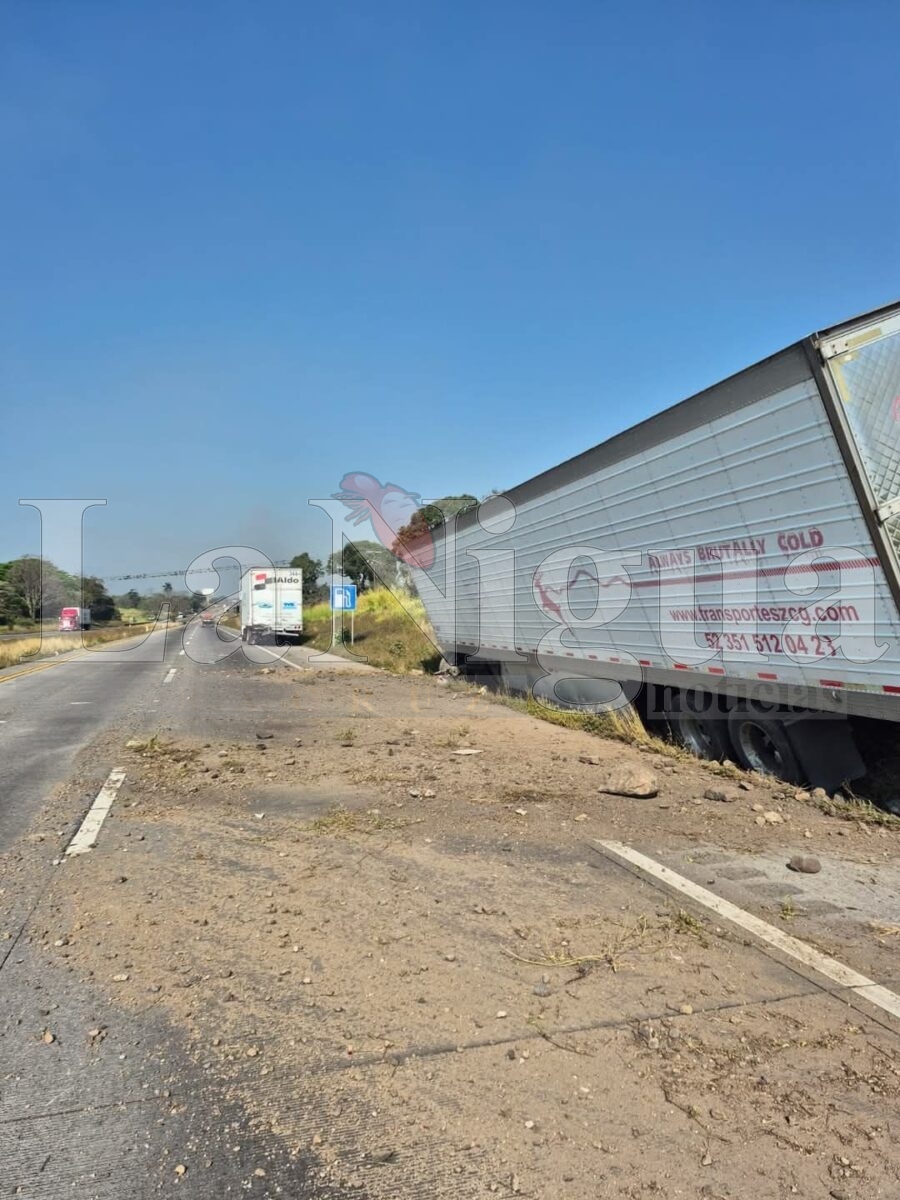 Tráiler se sale del camino en la autopista Veracruz-Córdoba; no hay lesionados 2 img 20250412 wa00226865647116912231141