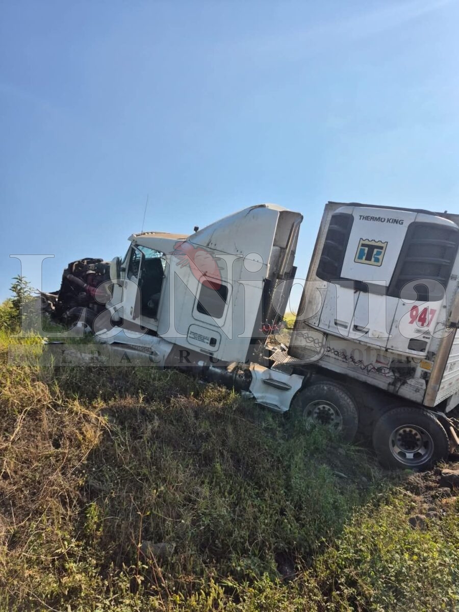 Tráiler se sale del camino en la autopista Veracruz-Córdoba; no hay lesionados 3 img 20250412 wa00233383072732699493699
