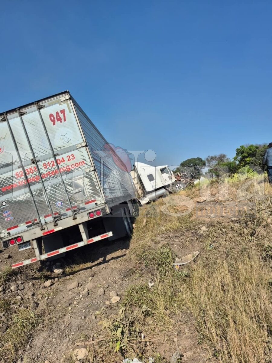 Tráiler se sale del camino en la autopista Veracruz-Córdoba; no hay lesionados 5 img 20250412 wa00254510241286446667004