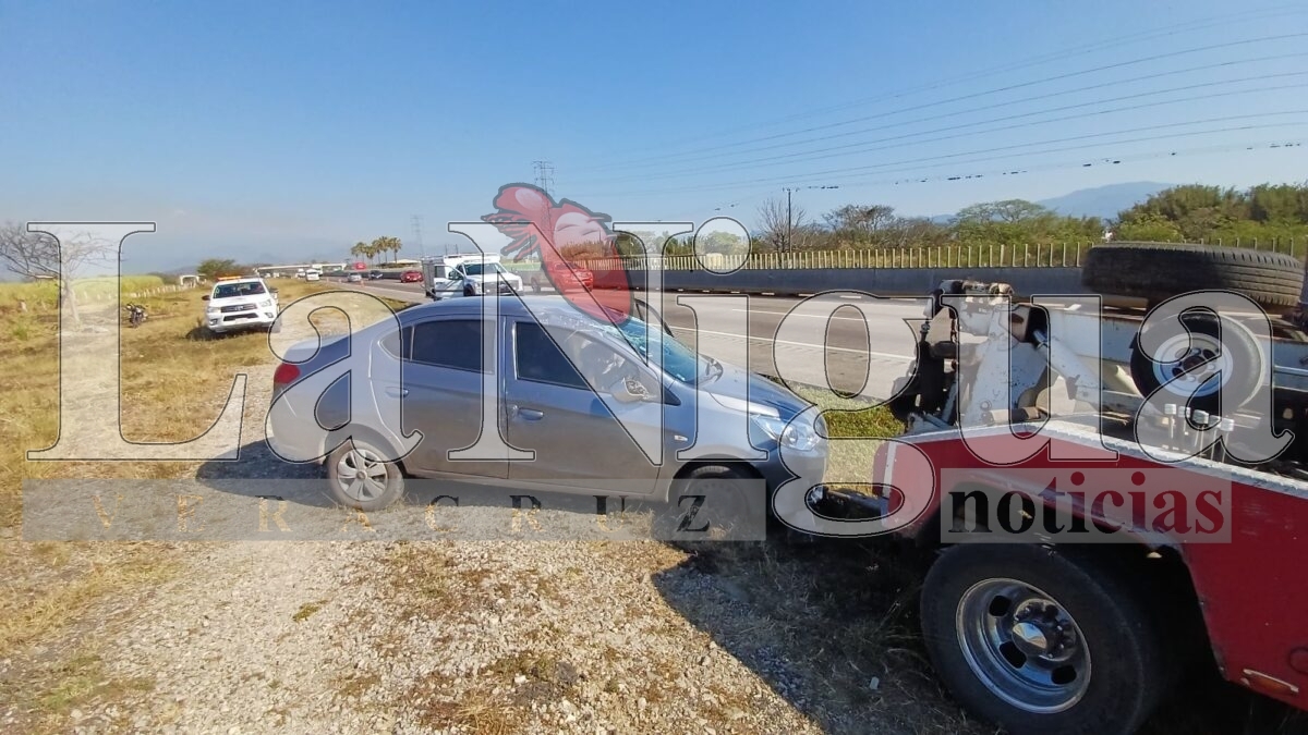 Vuelca vehículo en la autopista Córdoba-Veracruz. 15 img 20250414 wa00216334879873814645902