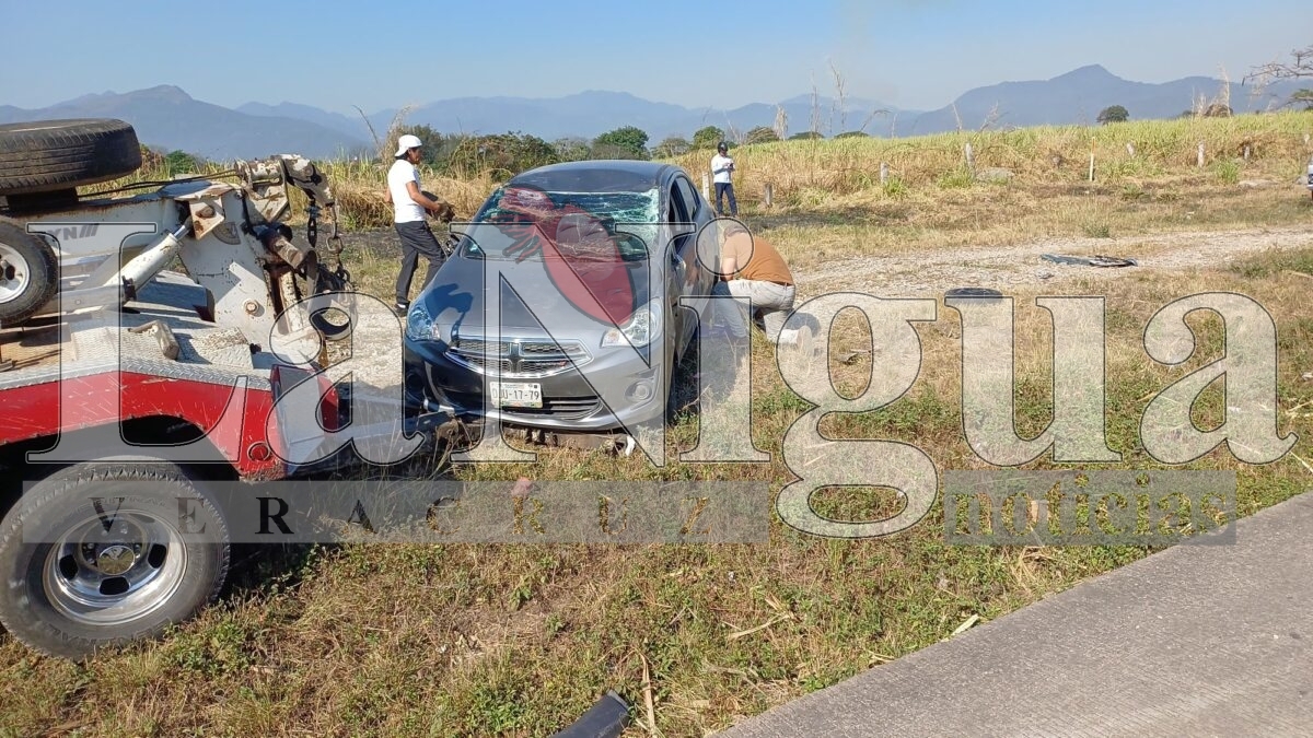 Vuelca vehículo en la autopista Córdoba-Veracruz. 12 img 20250414 wa0029215194634265248014