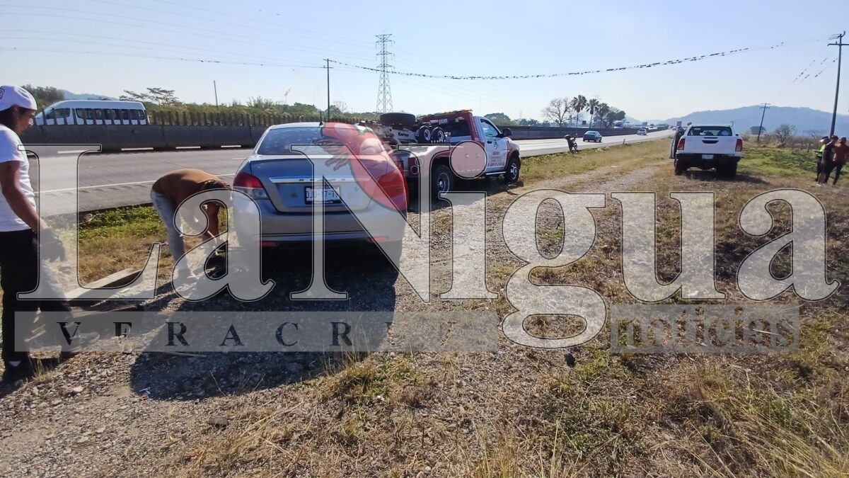 Vuelca vehículo en la autopista Córdoba-Veracruz. 7 img 20250414 wa00325460725229000962602