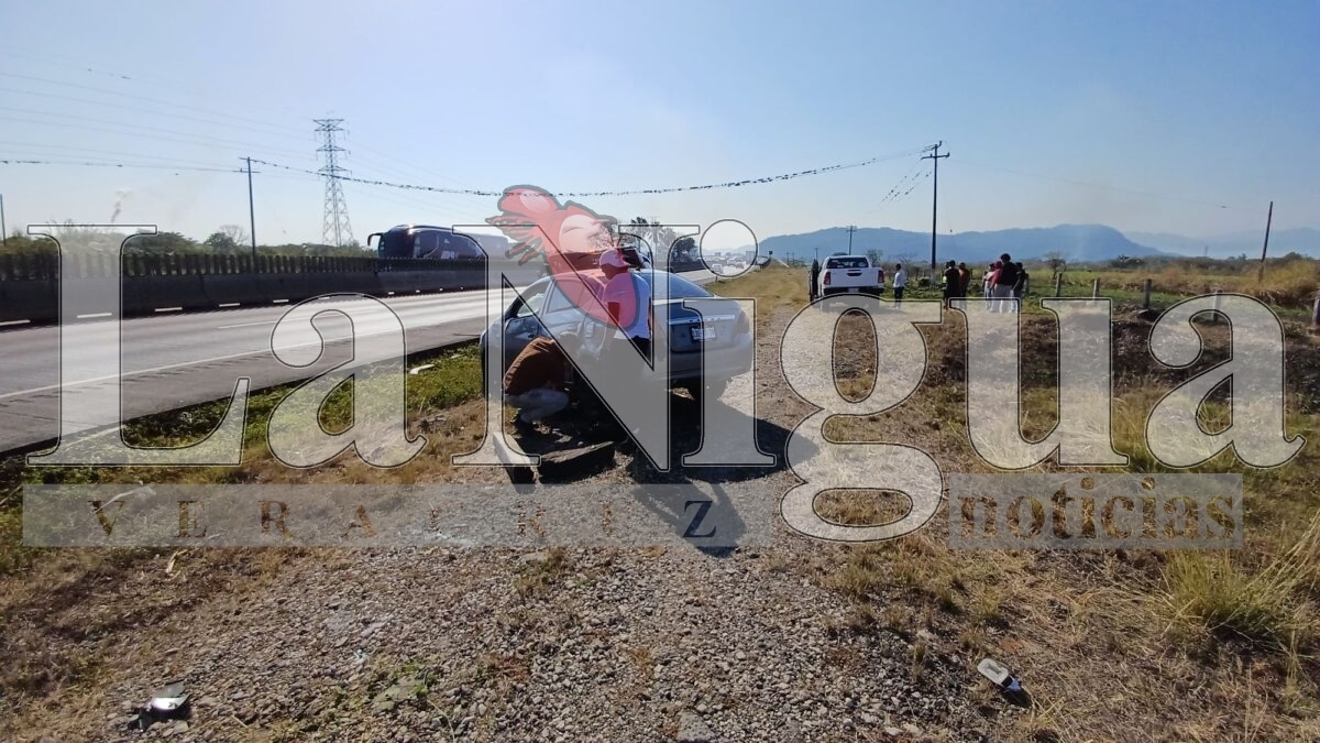 Vuelca vehículo en la autopista Córdoba-Veracruz. 4 img 20250414 wa00381957619847319282281