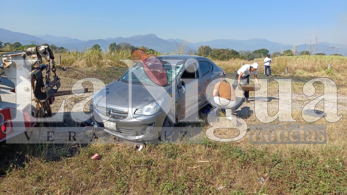 Vuelca vehículo en la autopista Córdoba-Veracruz. 2 img 20250414 wa00425256580517322904066