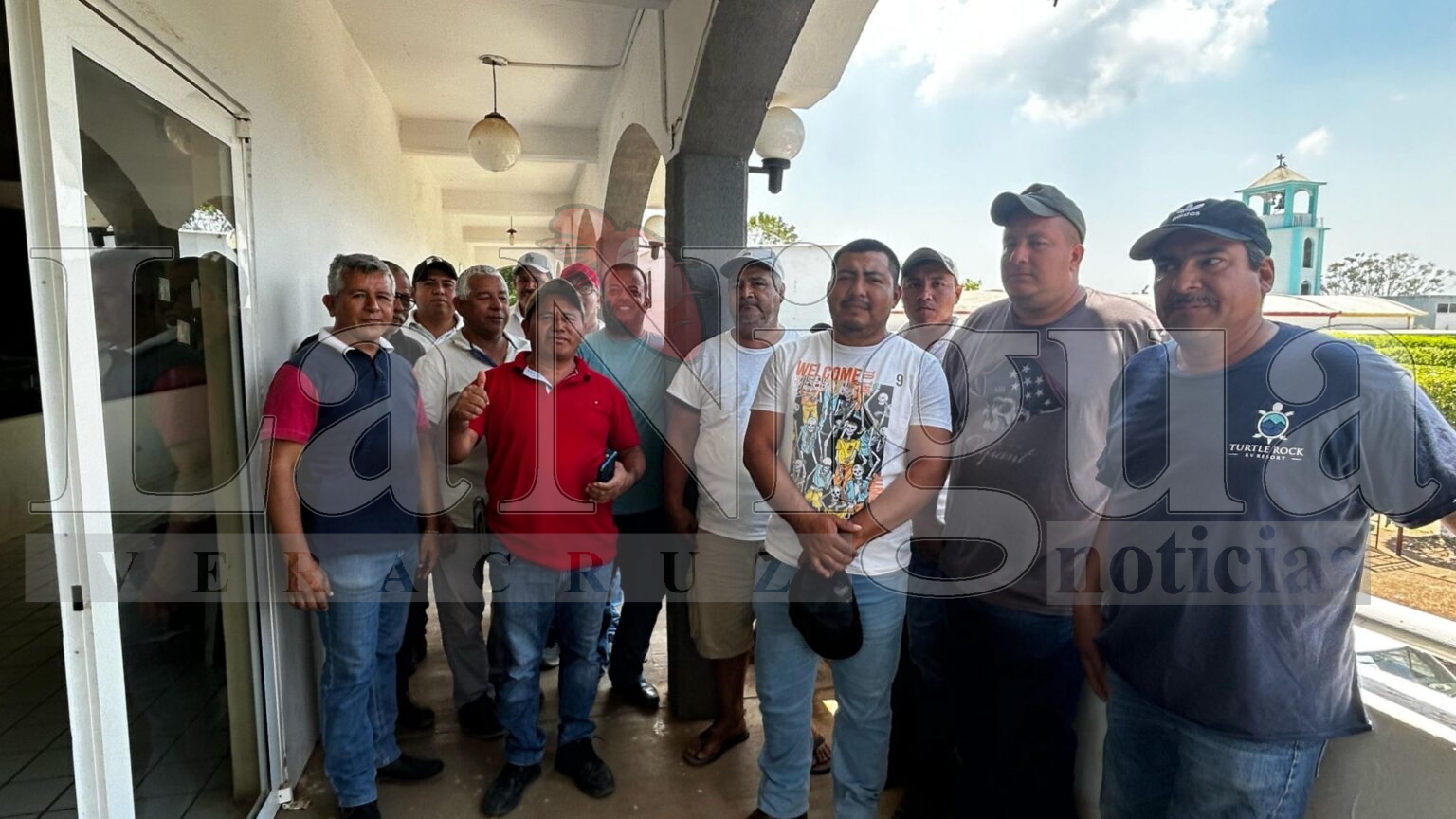 Transportistas de material de la zona serrana exigen pagos atrasados al alcalde de Tatahuicapan.