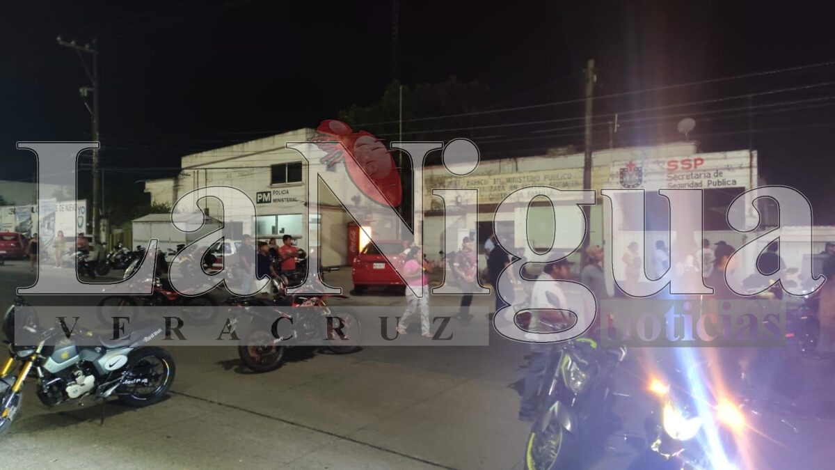 Detienen a dos jóvenes motociclistas por escándalo y exceso de ruido en Minatitlán; bloquean bulevar en protesta 1 img 20250427 wa0115323963427693115427