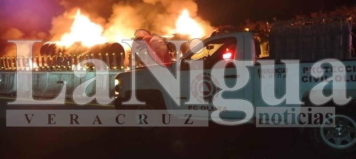 Incendio de pipa paraliza la autopista Isla–Acayucan en Veracruz. 2 img 20250429 wa01512775683297220815815