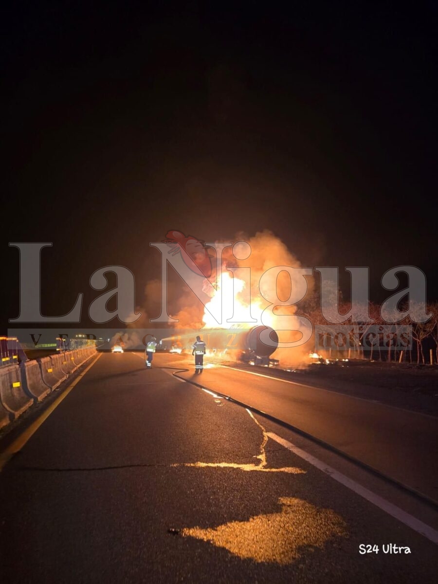 Incendio de pipa paraliza la autopista Isla–Acayucan en Veracruz. 3 img 20250429 wa01522254965602313960482