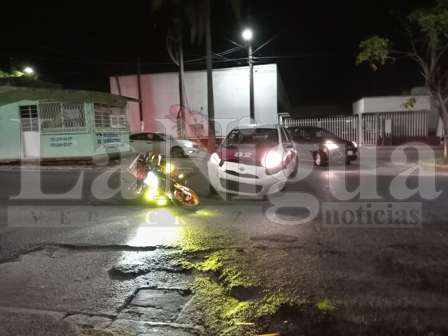 Choque entre motocicleta y taxi deja daños materiales en Nanchital