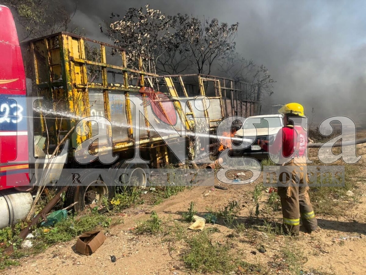 Dos incendios paralizan el sur de Veracruz y movilizan a cuerpos de emergencia. 4 img 20250507 wa01298023832365173705772