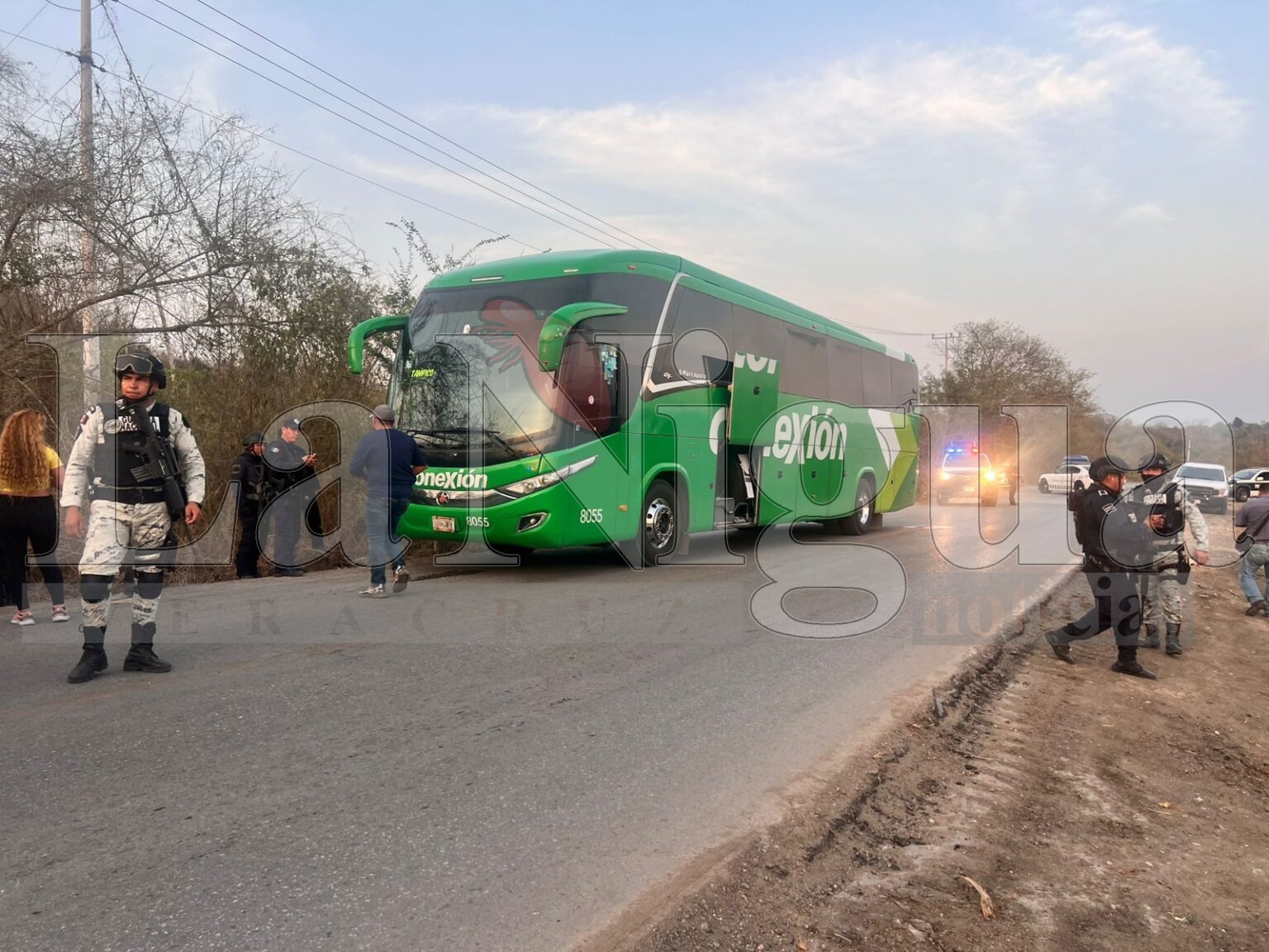 Privan de la libertad a dos personas en asalto a autobus en Tantoyuca
