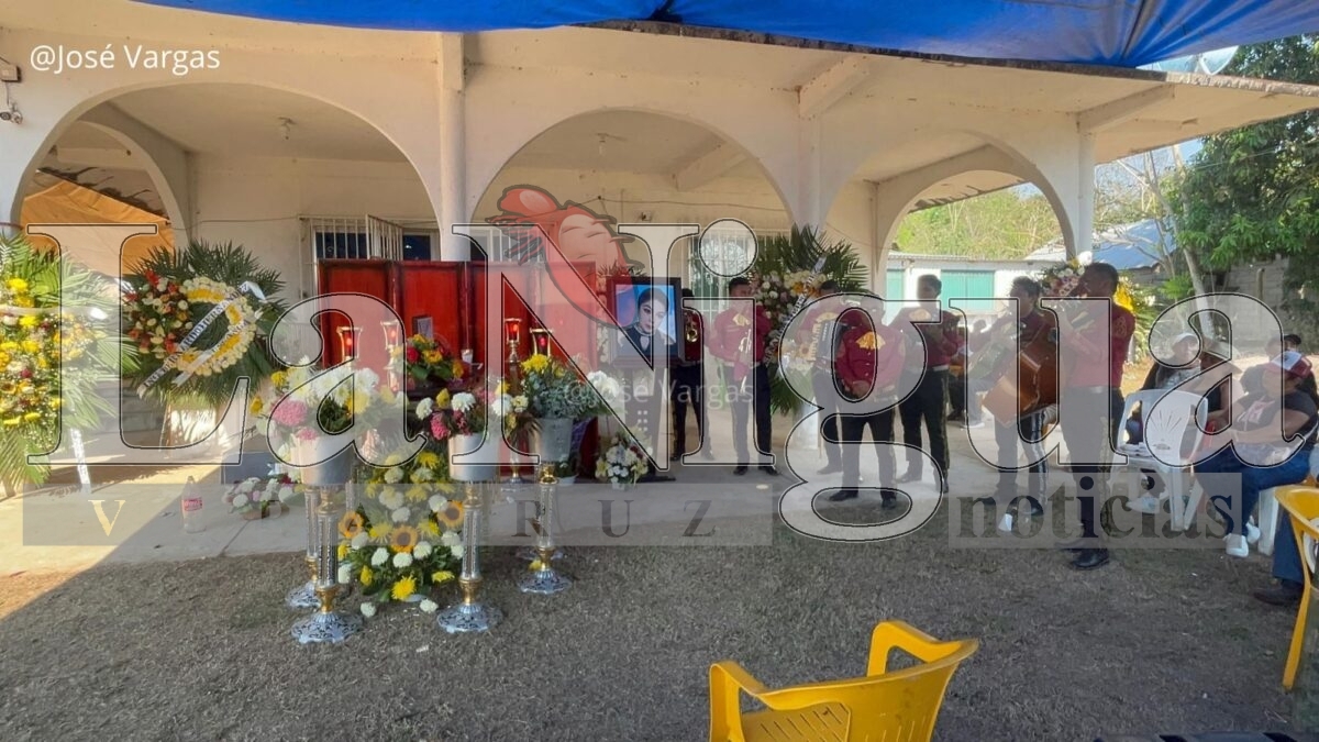 Último adiós a Yesenia Lara, candidata de Morena asesinada en Texistepec: comunidad exige justicia y paz. 6 img 20250514 wa00531524473313391040245
