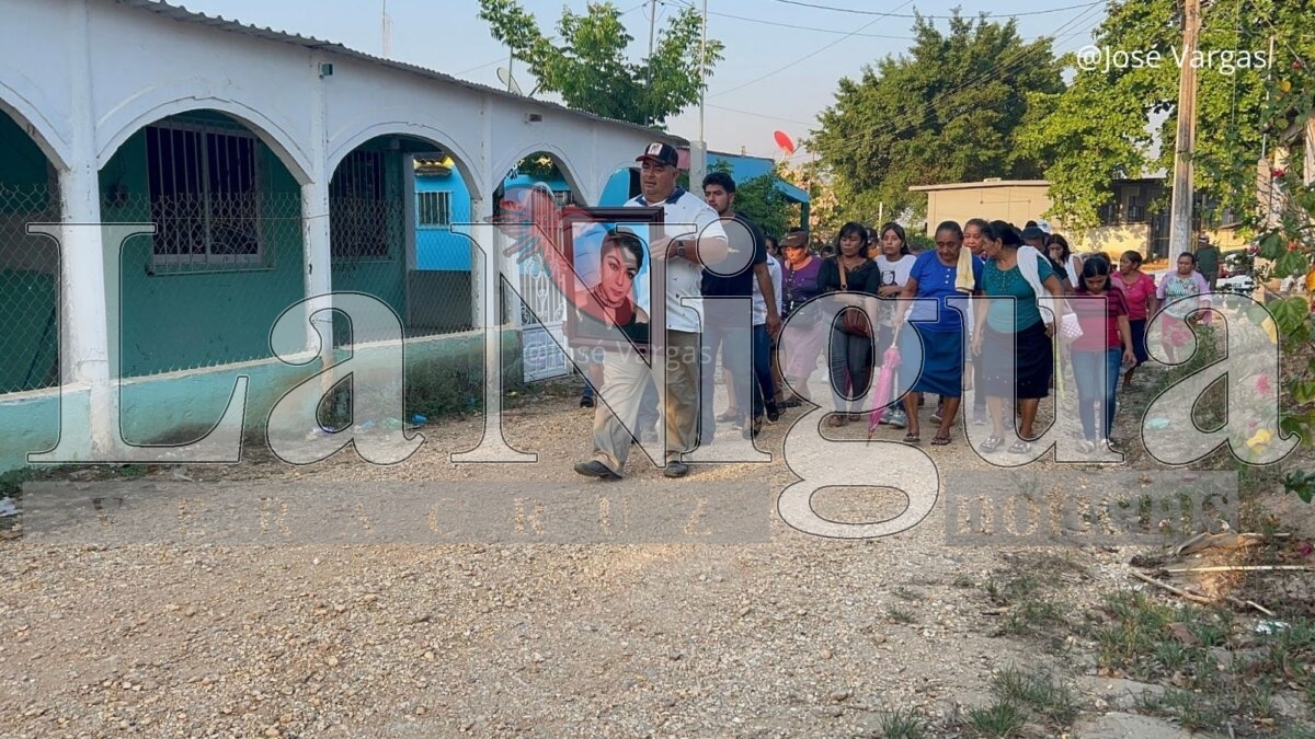 Último adiós a Yesenia Lara, candidata de Morena asesinada en Texistepec: comunidad exige justicia y paz. 3 img 20250514 wa00551474620904493490137