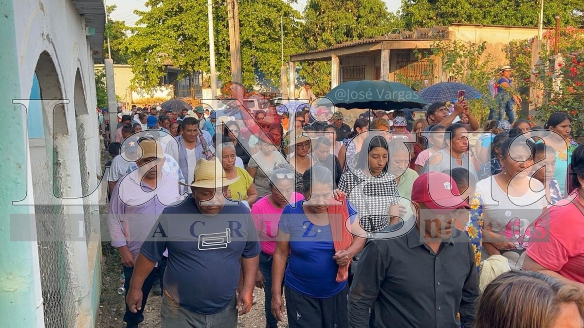 Último adiós a Yesenia Lara, candidata de Morena asesinada en Texistepec: comunidad exige justicia y paz. 2 img 20250514 wa00575360093554572818241