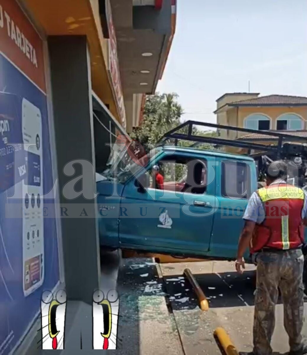Camioneta Ford-Ranger se mete adentro de una tienda de conveniencia en la colonia El Chayotal. 15 img 20250520 wa00487815378000700621777