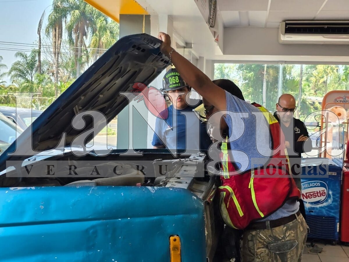 Camioneta Ford-Ranger se mete adentro de una tienda de conveniencia en la colonia El Chayotal. 6 img 20250520 wa00571625613995066180950