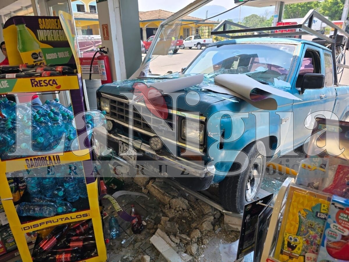 Camioneta Ford-Ranger se mete adentro de una tienda de conveniencia en la colonia El Chayotal. 4 img 20250520 wa00601915770778913826115