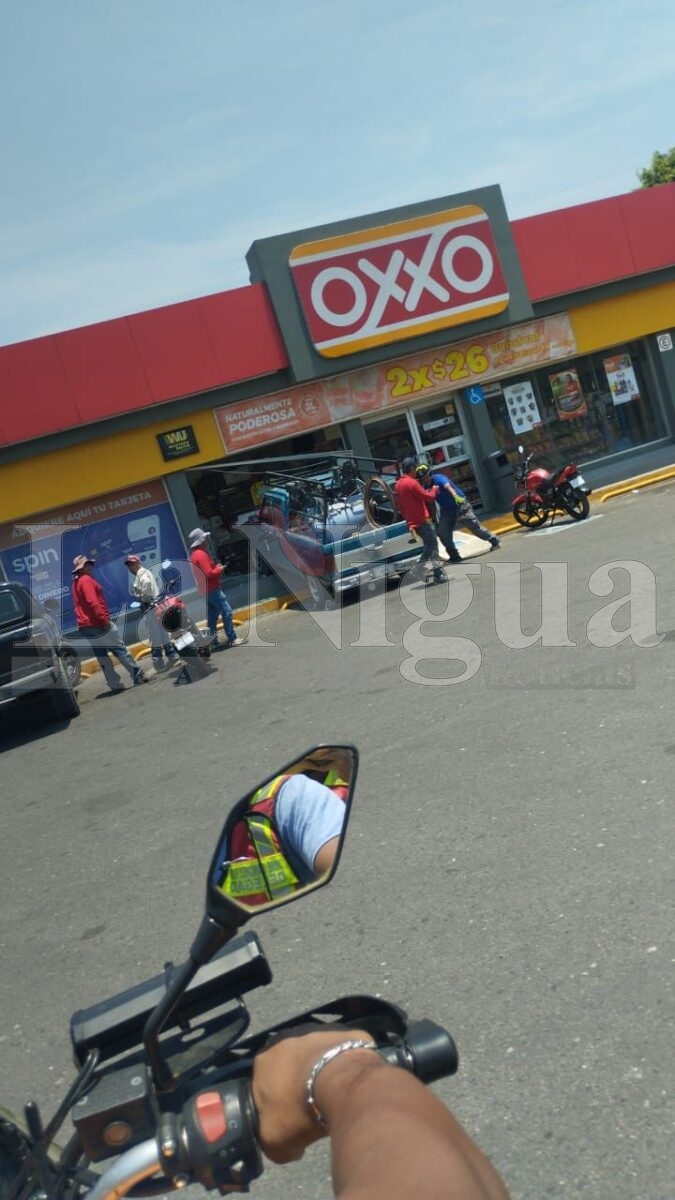 Camioneta Ford-Ranger se mete adentro de una tienda de conveniencia en la colonia El Chayotal. 5 img 20250520 wa00614685995928805643739