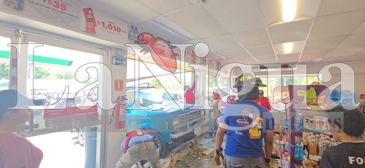 Camioneta Ford-Ranger se mete adentro de una tienda de conveniencia en la colonia El Chayotal. 3 img 20250520 wa0063219584877315652154