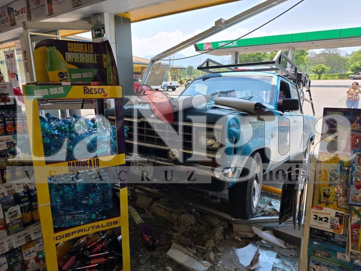 Camioneta Ford-Ranger se mete adentro de una tienda de conveniencia en la colonia El Chayotal. 14 img 20250520 wa00641093541248308931624