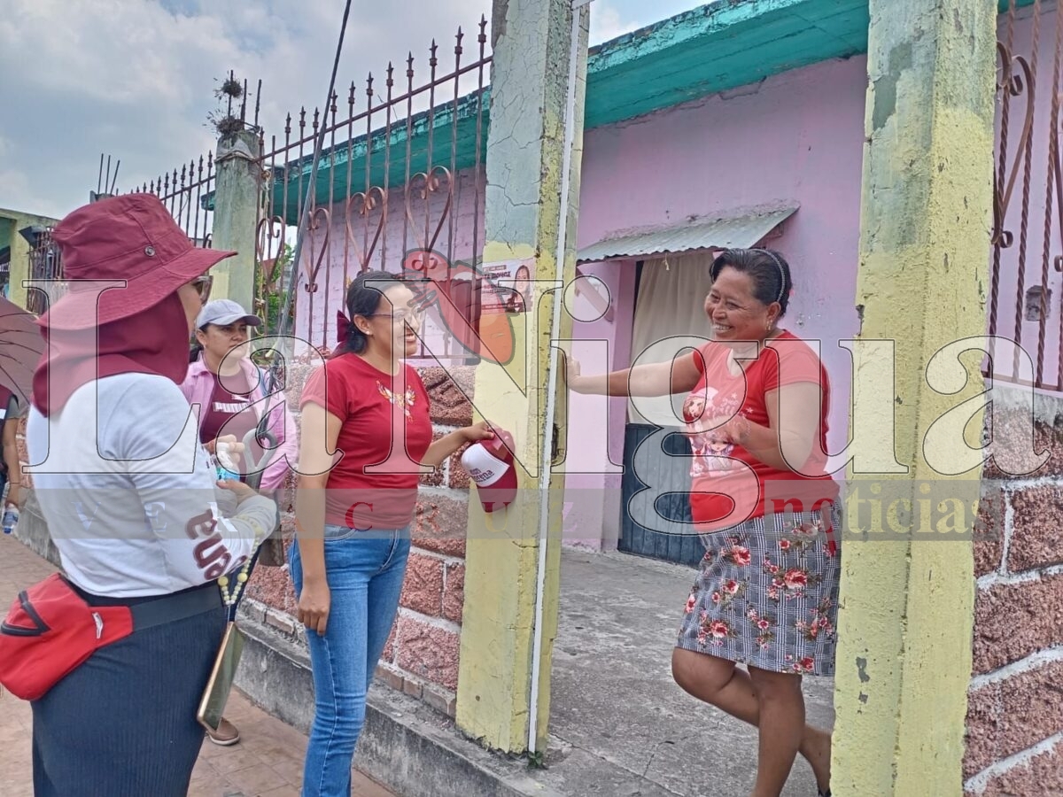 Siboney Morales recorre el fraccionamiento Moreno y dialoga con vecinos sobre seguridad, servicios y desarrollo urbano 4 img 20250522 wa01995040026673465781146