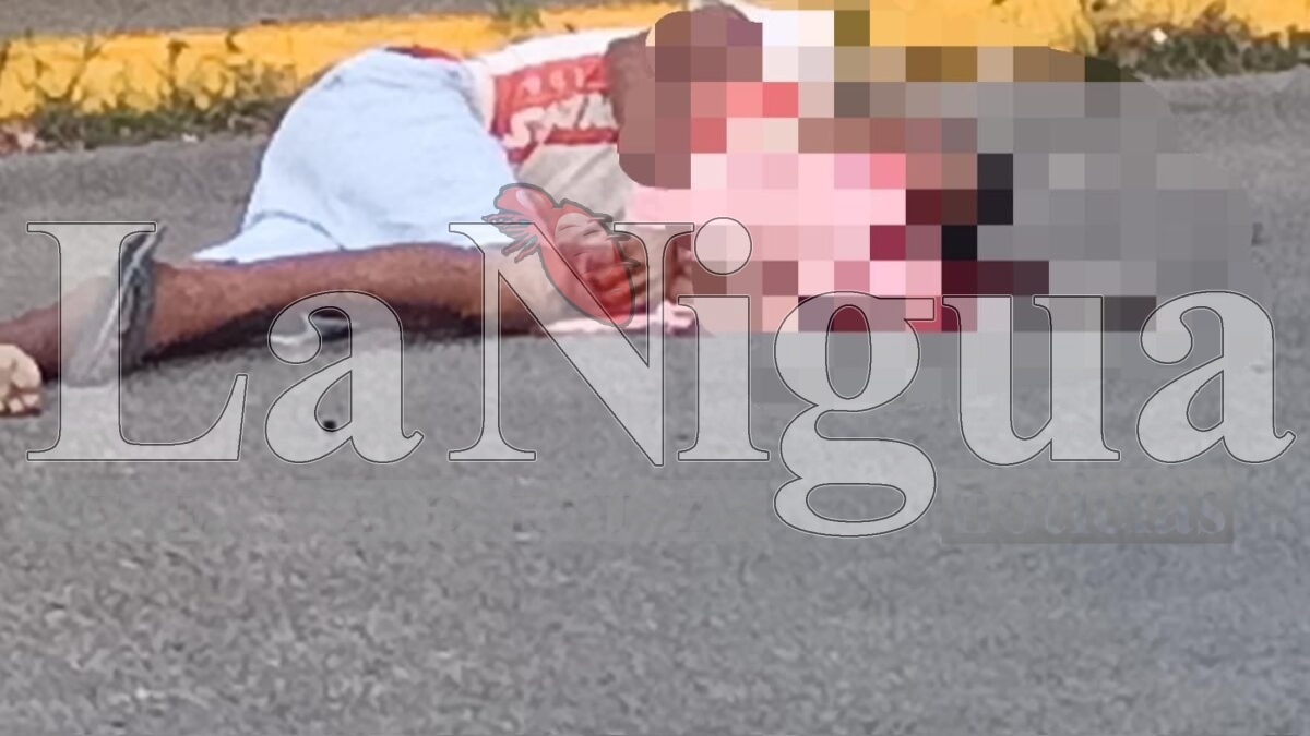 Ejecutan a un hombre en el estacionamiento de Bodega Aurrerá en Minatitlán.