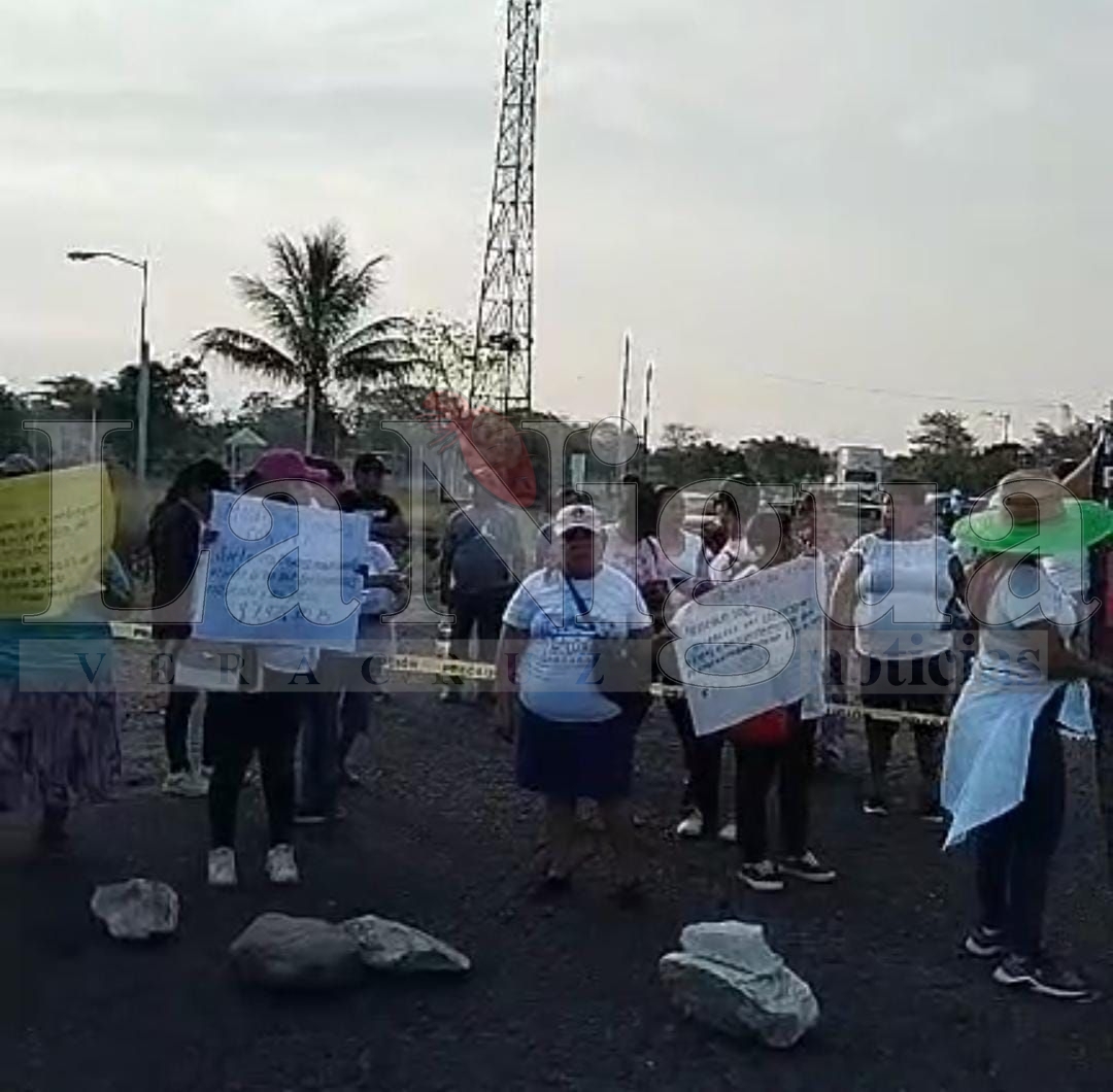 Bloquean carretera Cuitláhuac–Yanga por incumplimiento en construcción de escuela en Palmillas 1 img 20250523 wa00094404740229942276001