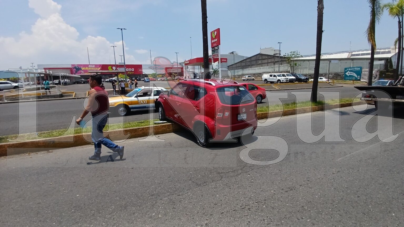 Vehículo sin freno de mano queda atravesado sobre el camellón del bulevar Córdoba-Peñuela