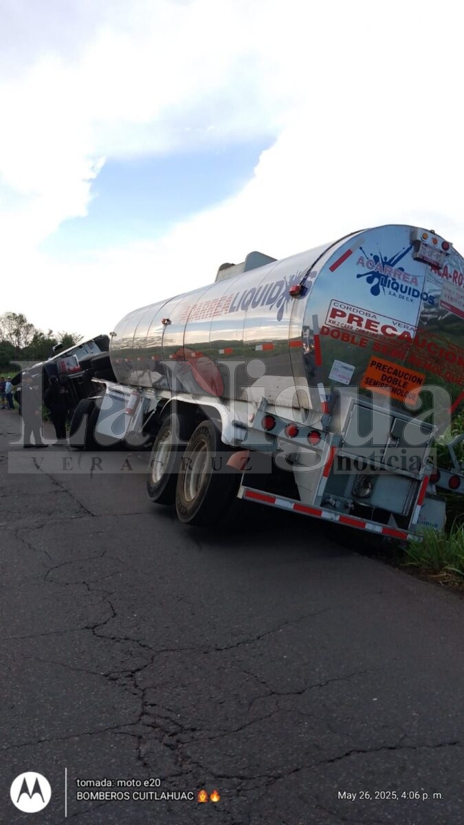 Volcadura de tractocamión activa cuerpos de auxilio en el libramiento de Yanga 4 img 20250526 wa00431936757074611682806