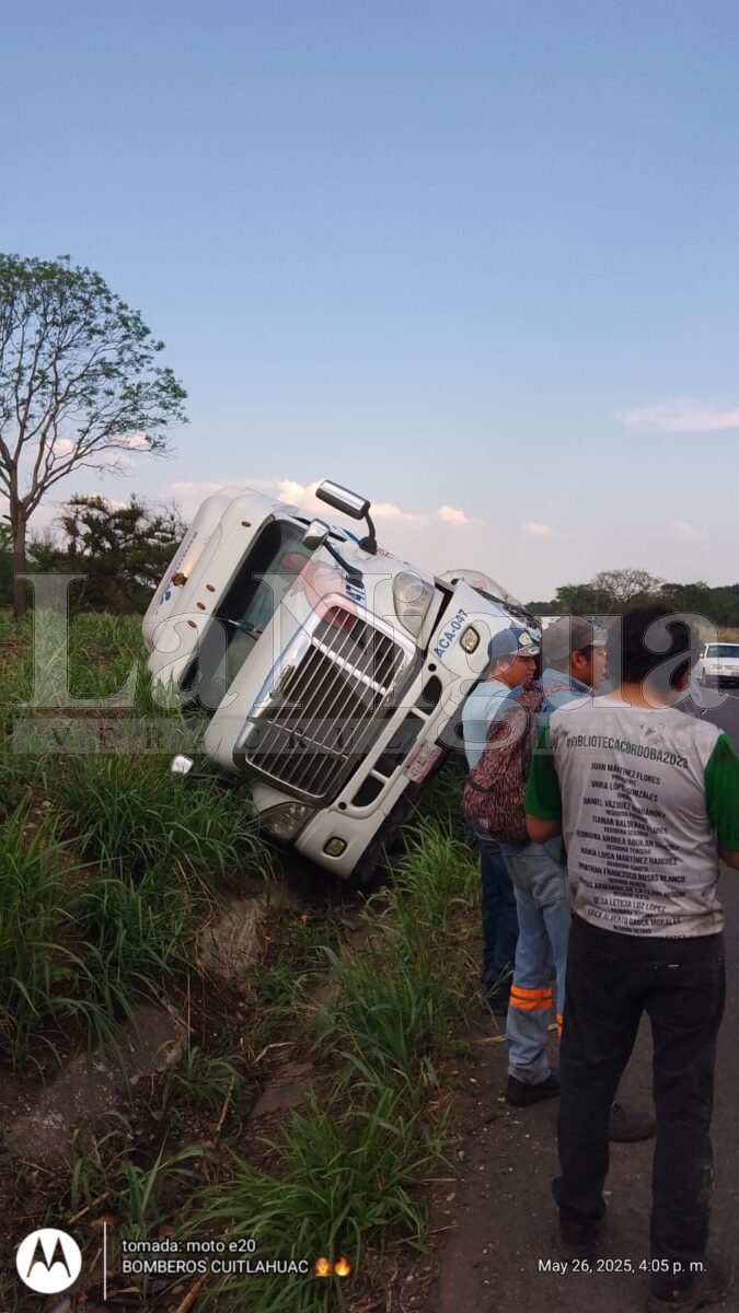 Volcadura de tractocamión activa cuerpos de auxilio en el libramiento de Yanga 3 img 20250526 wa00478314814434430363489