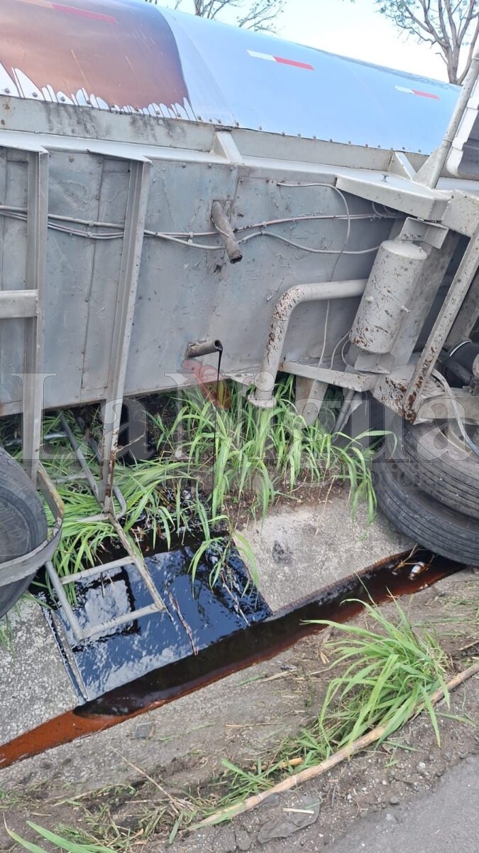 Volcadura de tractocamión activa cuerpos de auxilio en el libramiento de Yanga 6 img 20250526 wa00497063384650751882381
