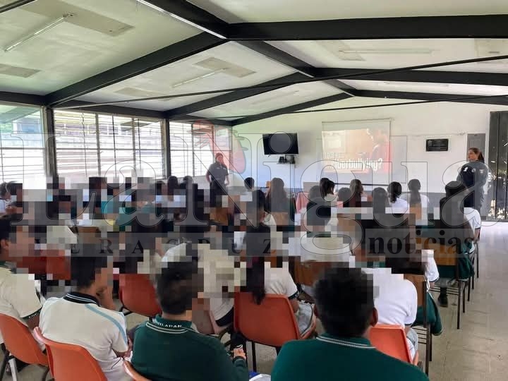 UECS imparte plática preventiva sobre delitos de engaño telefónico y extorsión en Ixtaczoquitlán 1 img 20250527 wa00845218424695205199483