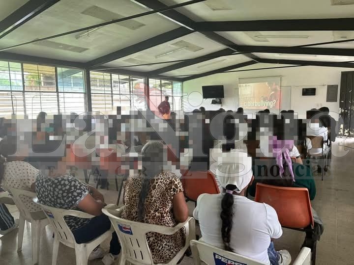 UECS imparte plática preventiva sobre delitos de engaño telefónico y extorsión en Ixtaczoquitlán 2 img 20250527 wa00858814325842535056868
