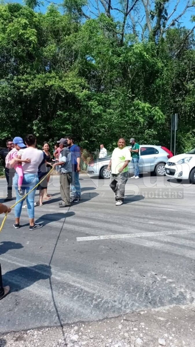 Bloquean carretera por falta de luz 2 img 20250528 wa00242667250804833608108