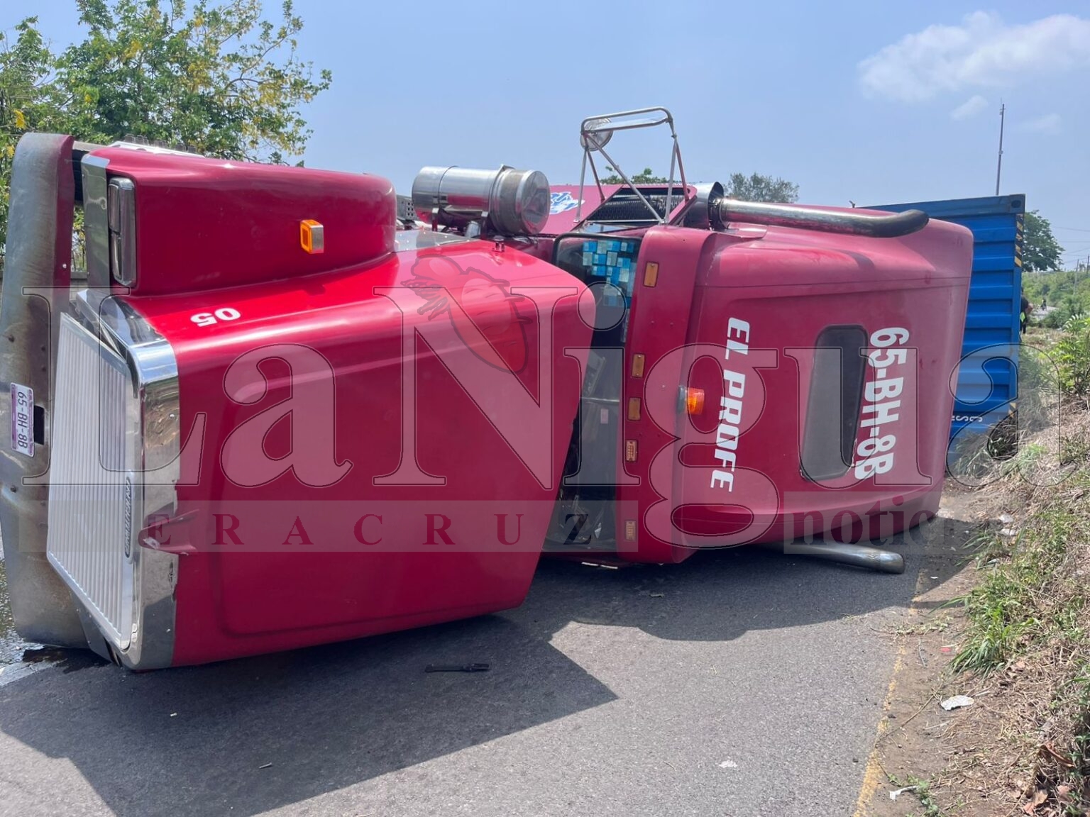 Vuelca tráiler y golpean a conductor en carretera federal Veracruz – Xalapa