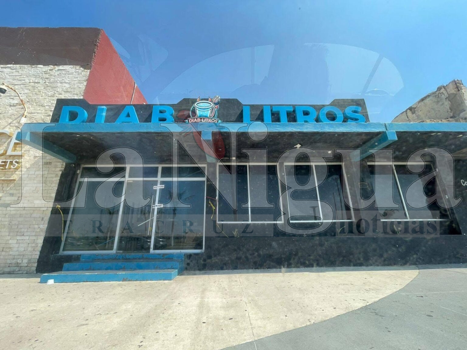 Aseguran bar en Coatzacoalcos tras operativo federal contra grupo criminal vinculado a financiamiento político.