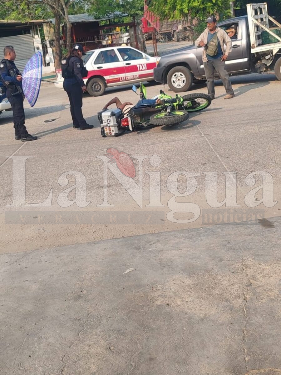 Motociclista resulta lesionado tras perder el control de su caballo de acero en Las Choapas