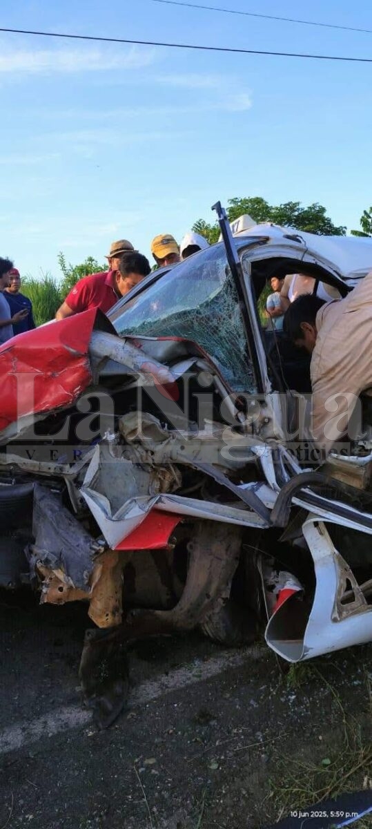 Fuerte choque en Soteapan deja tres lesionados; taxista prensado lucha por su vida.