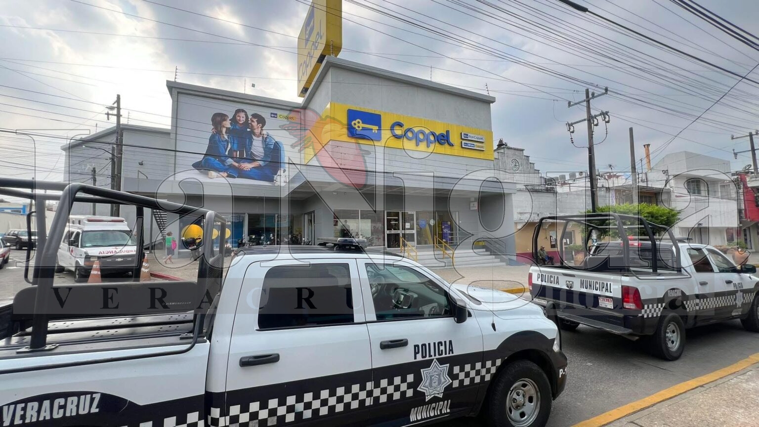 Pánico y caos en tienda Coppel de Agua Dulce por presunto intento de asalto.