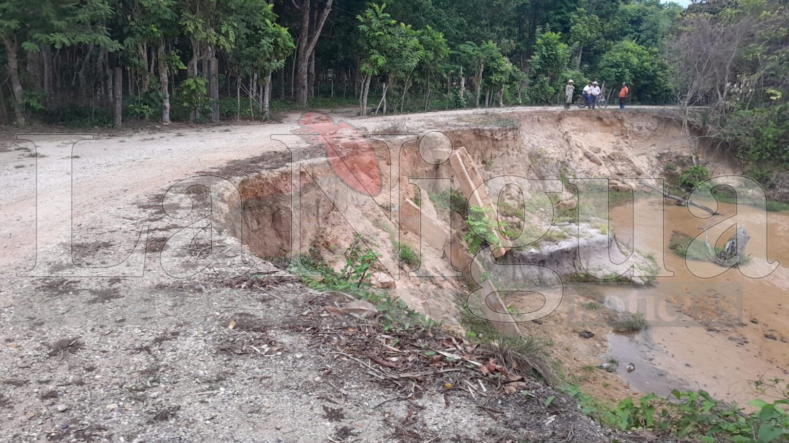 Hartazgo y abandono: pobladores de La Arena exigen reparación de caminos ante la indiferencia de Noé Castillo Olvera.