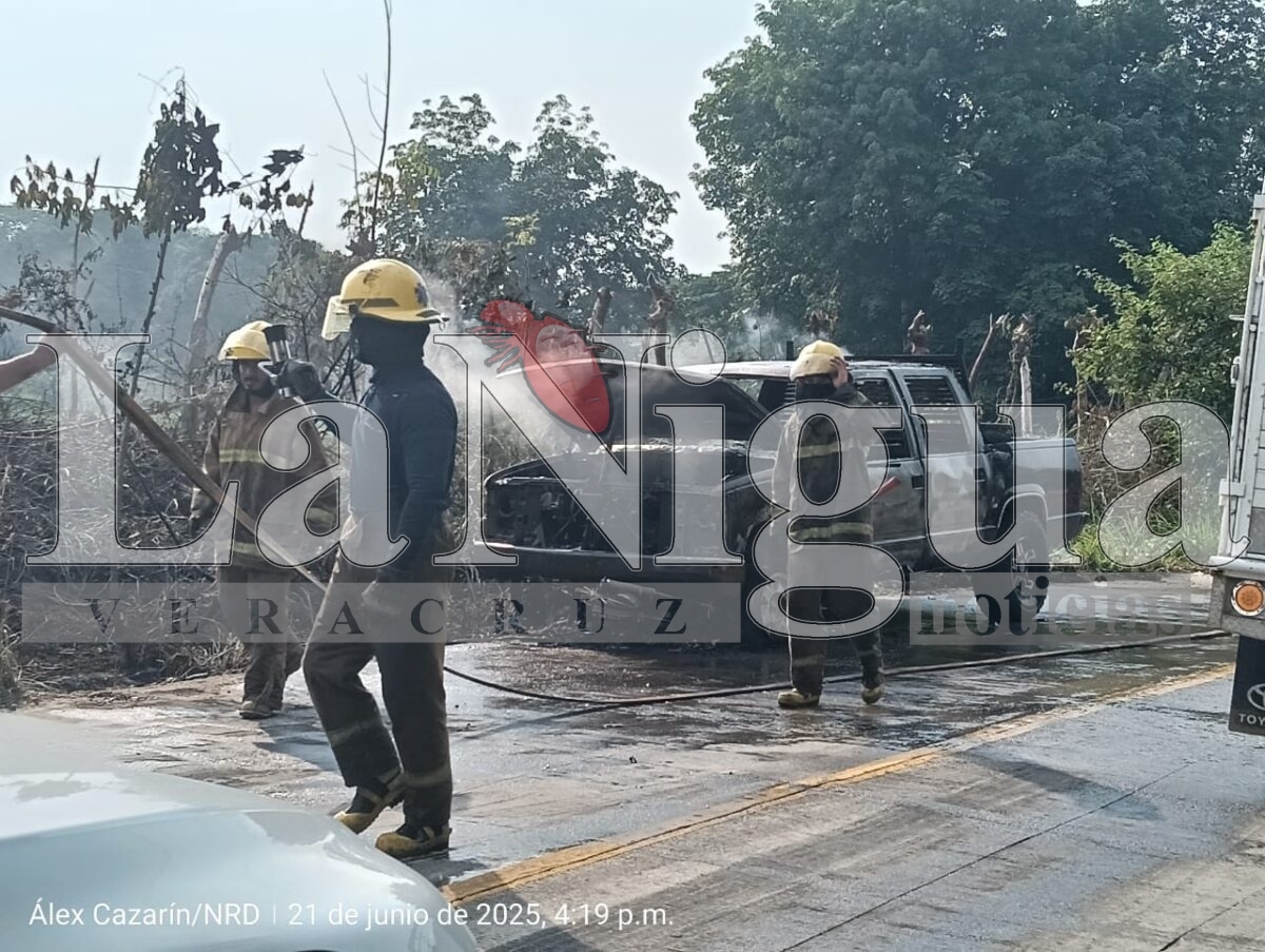 Imprudencia al volante deja dos vehículos calcinados