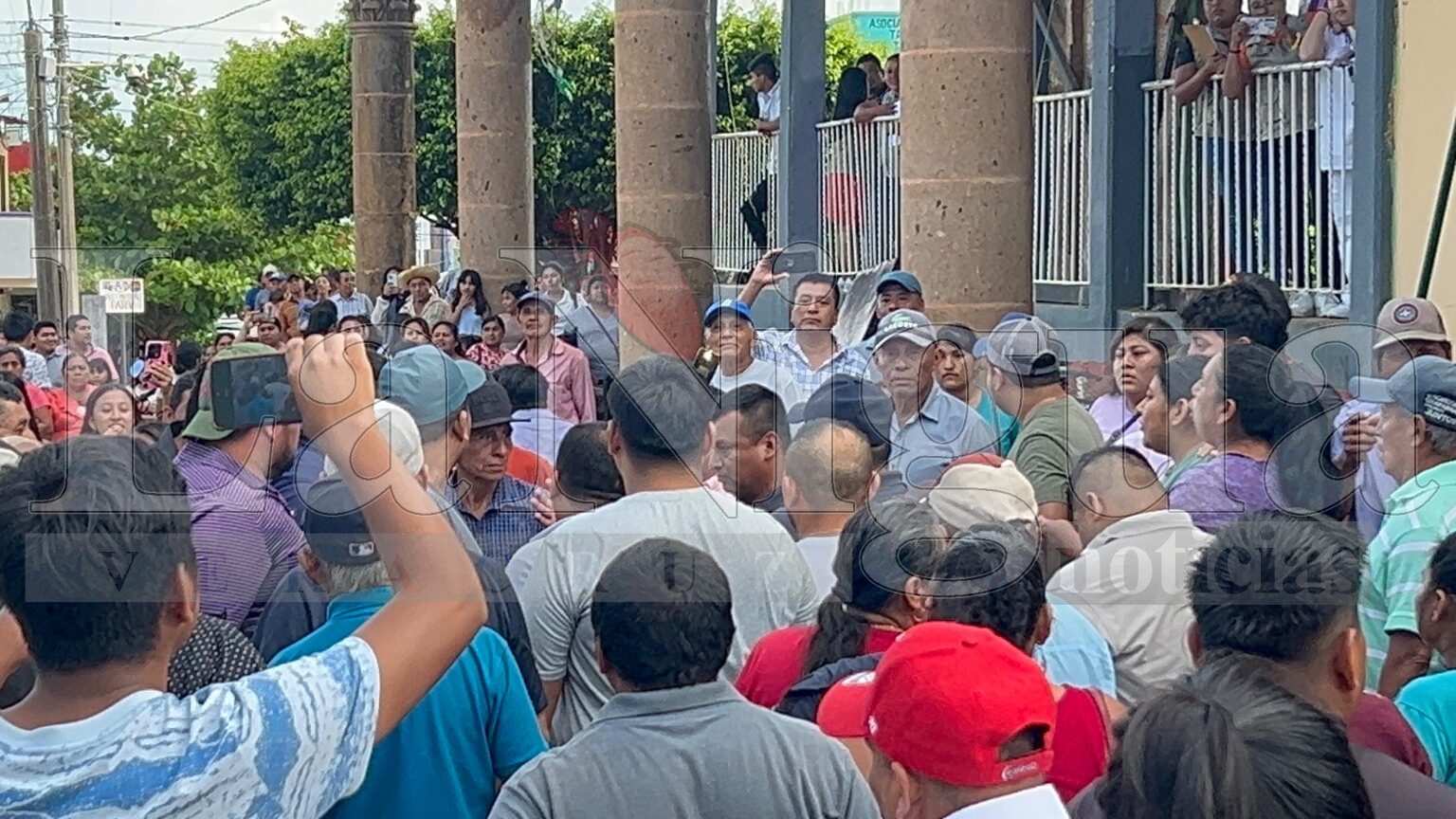 Funcionarios de Tatahuicapan intentan reventar elección del INPI; pueblo logra defender proceso democrático.