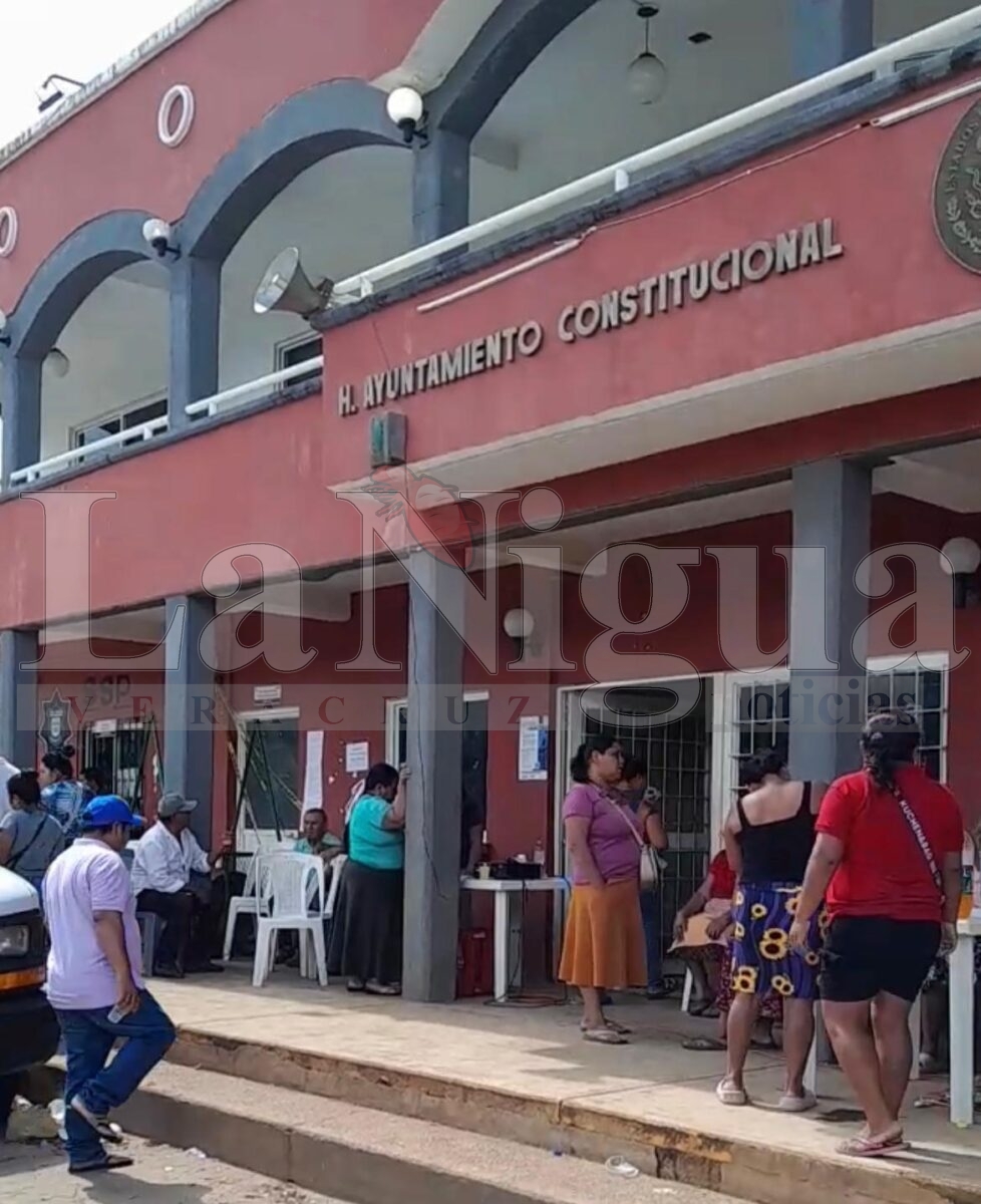 Alcalde de Tatahuicapan orquesta toma de oficinas del Bienestar para revertir decisión comunitaria.