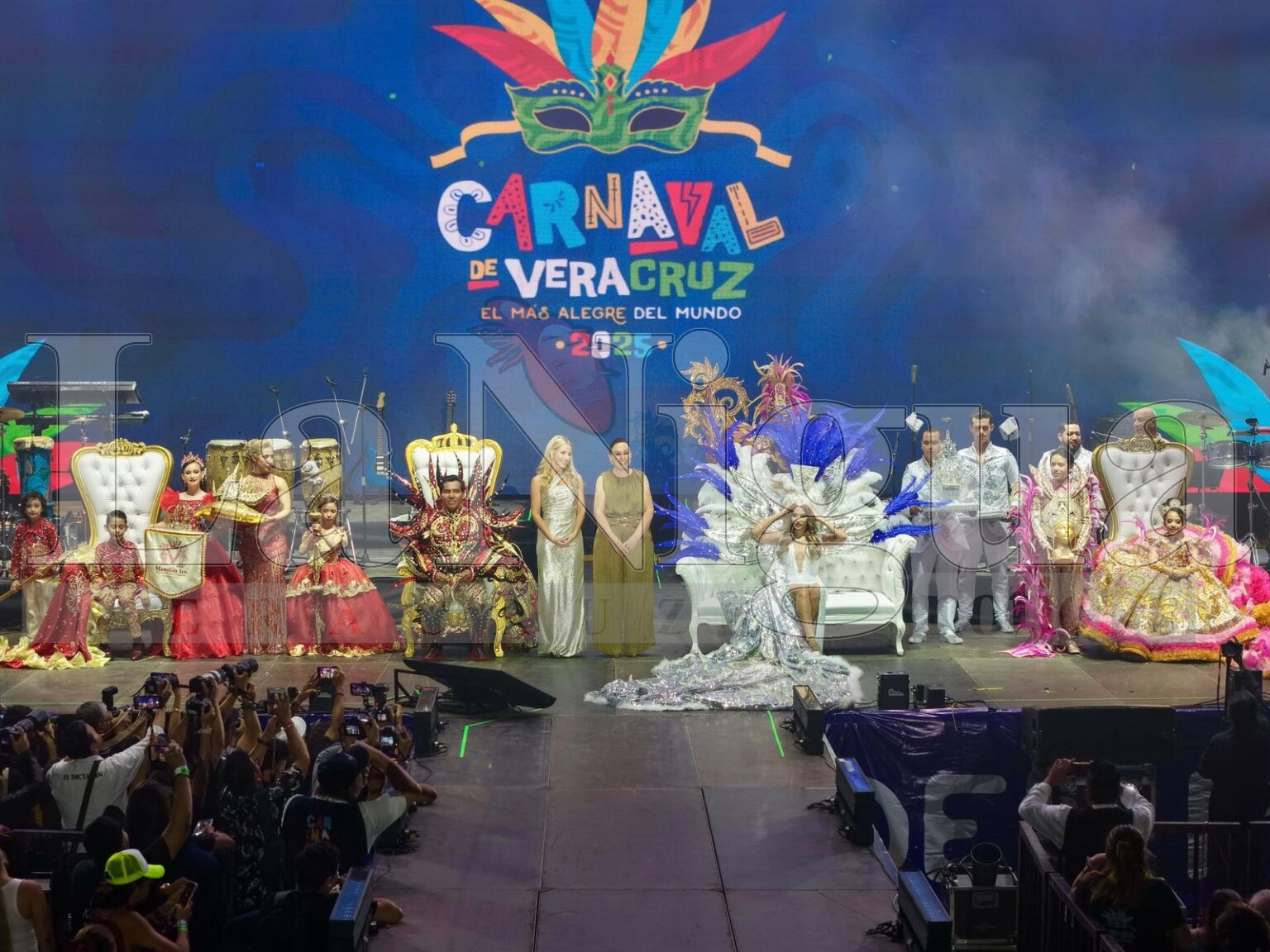 Rocío Nahle corona a Adriana Fonseca como Reina del Carnaval de Veracruz 2025