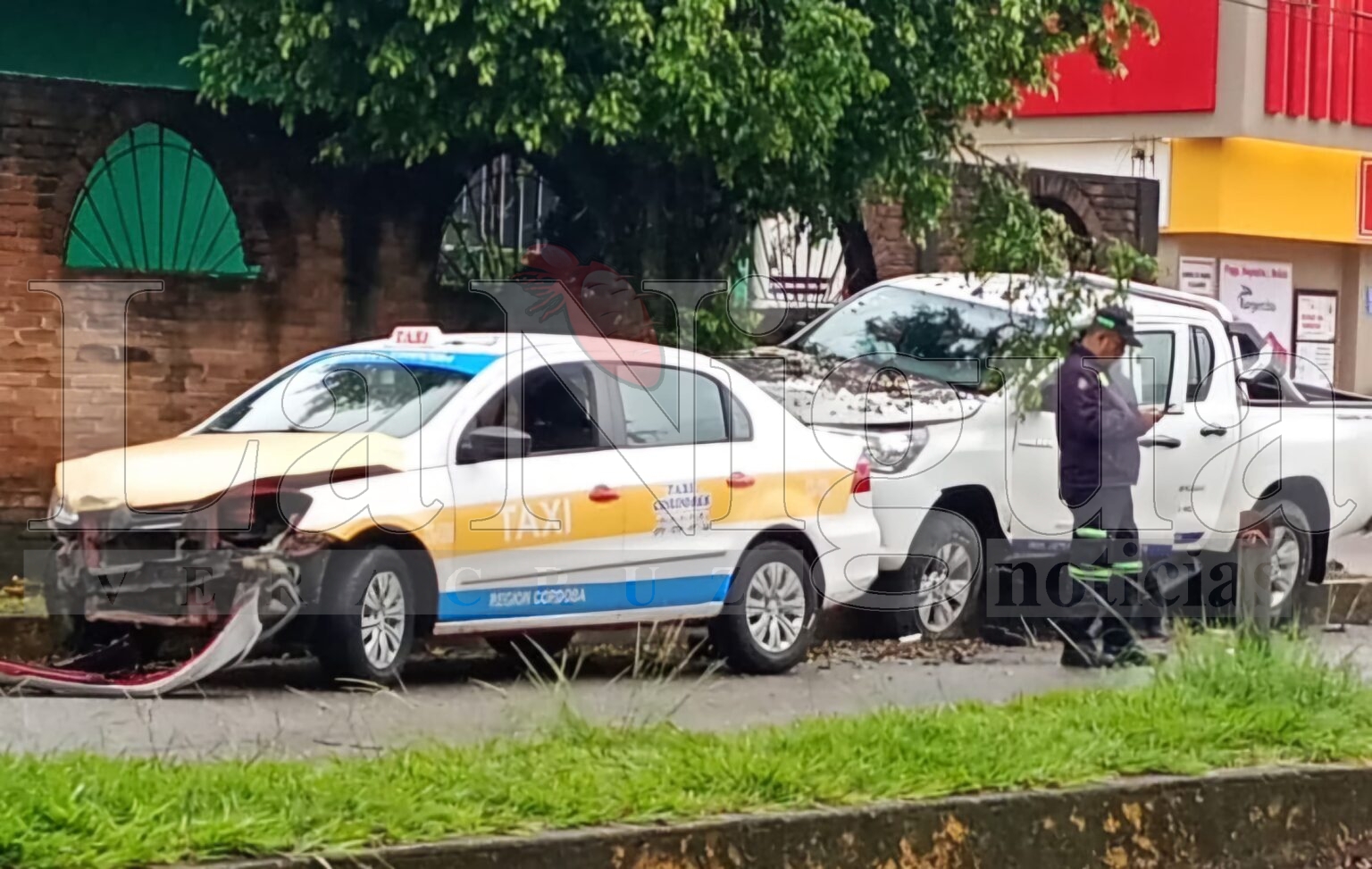 Aparatoso choque entre taxi y camioneta en la colonia Buenavista de Córdoba.