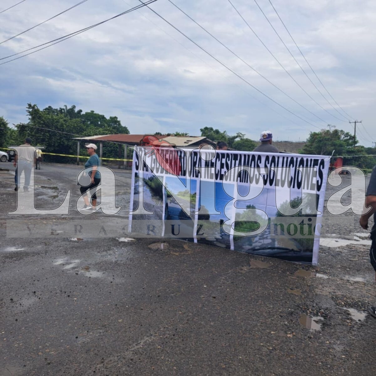 Bloquean la carretera Espinal a Coyutla.