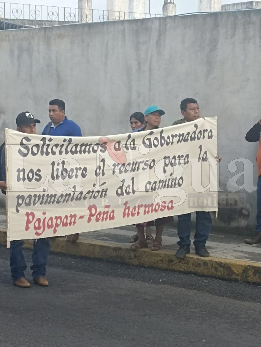 Habitantes de Pajapan exigen inicio de obra prometida: bloquean oficinas de la SIOP en Xalapa 3 img 20250606 wa00081683986965308687733