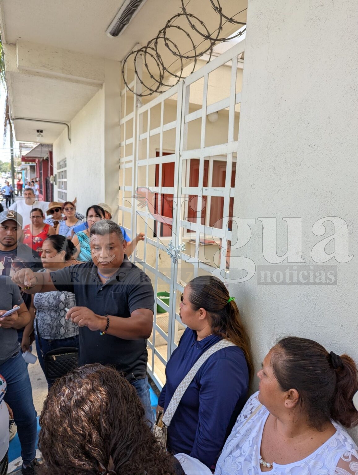 Toman oficinas de CFE y les quitan el medidor