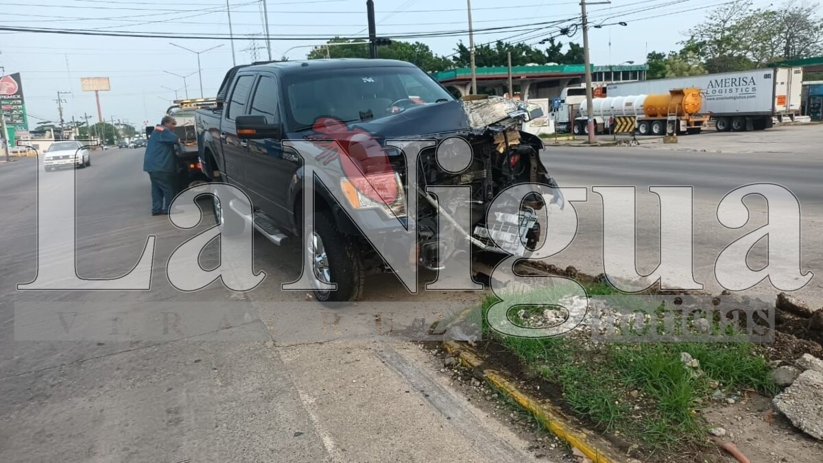 Fuerte accidente en el bulevard Instituto Tecnológico de Minatitlan 1 img 20250608 wa00212872163576962694095